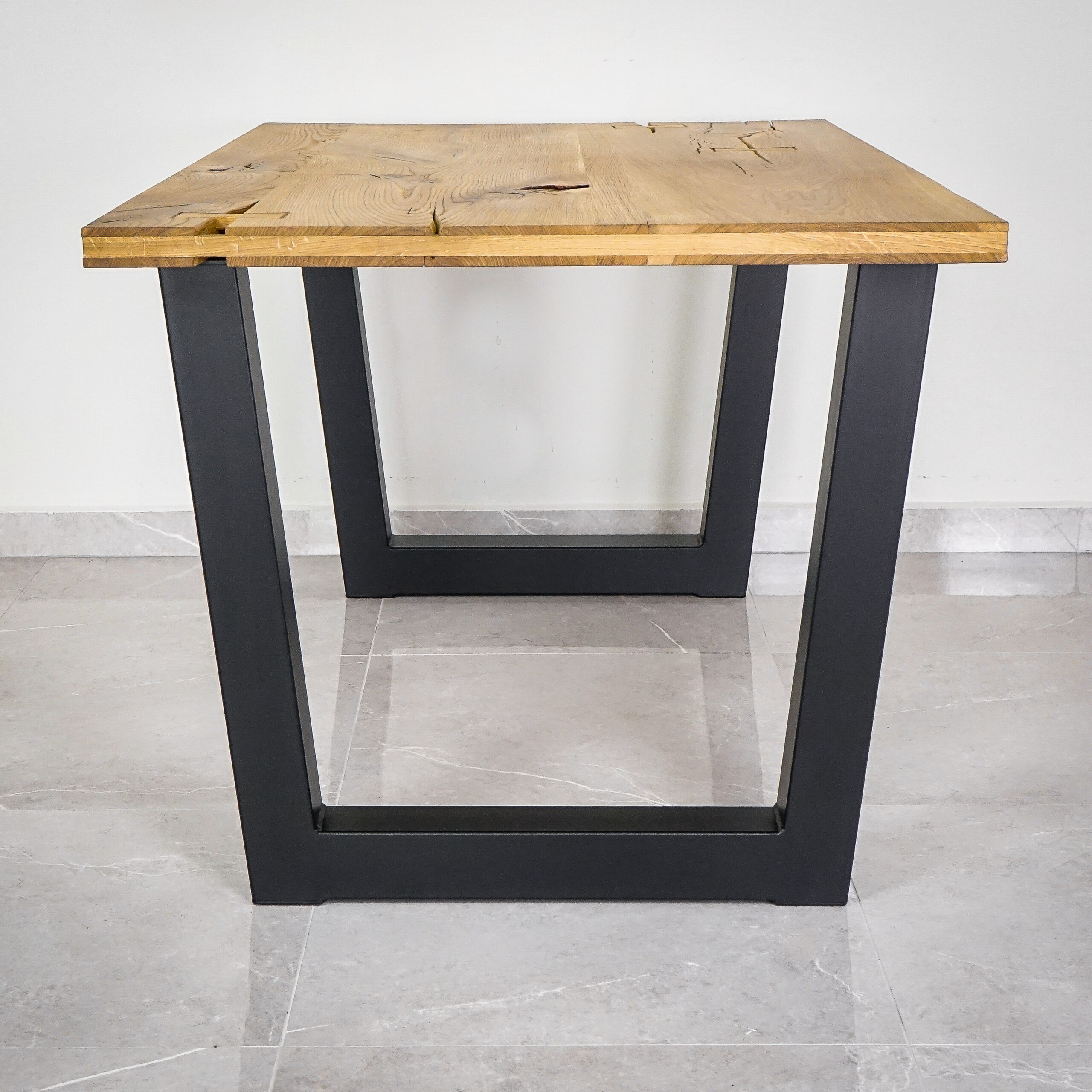 Metallist lauajalad V-profiil must