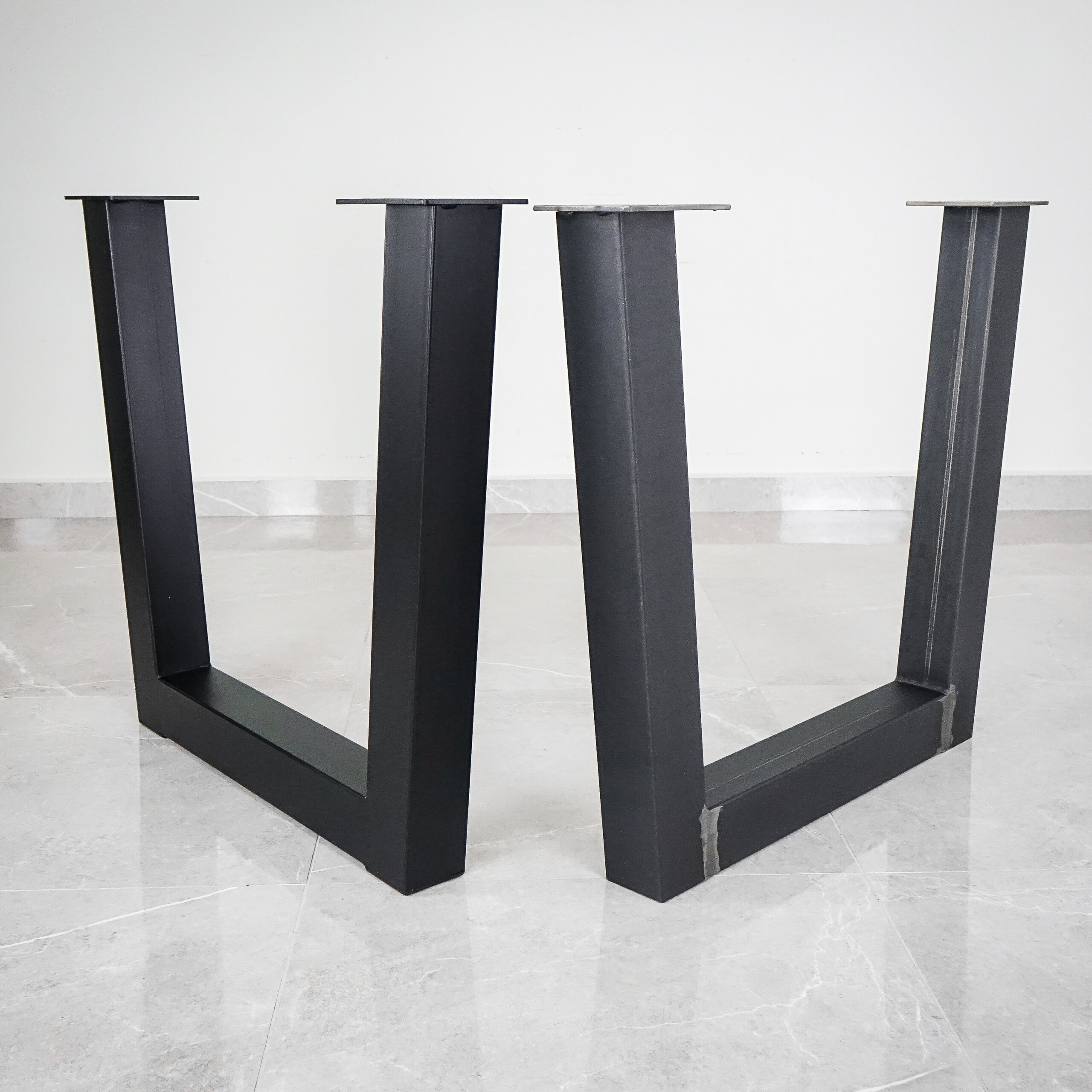 Metallist lauajalad V-profiil must teras