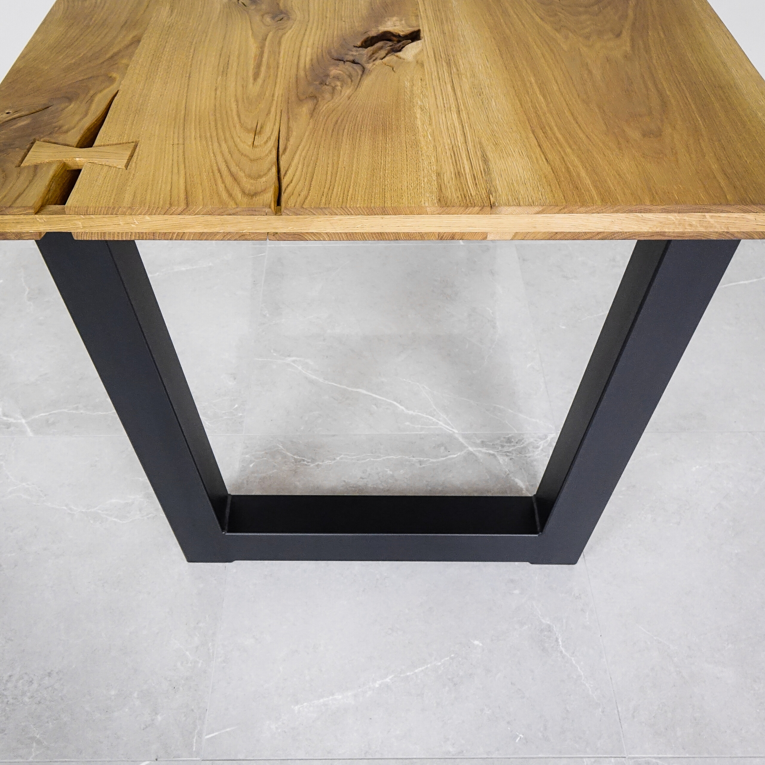 Metallist lauajalad V-profiil ülevalt